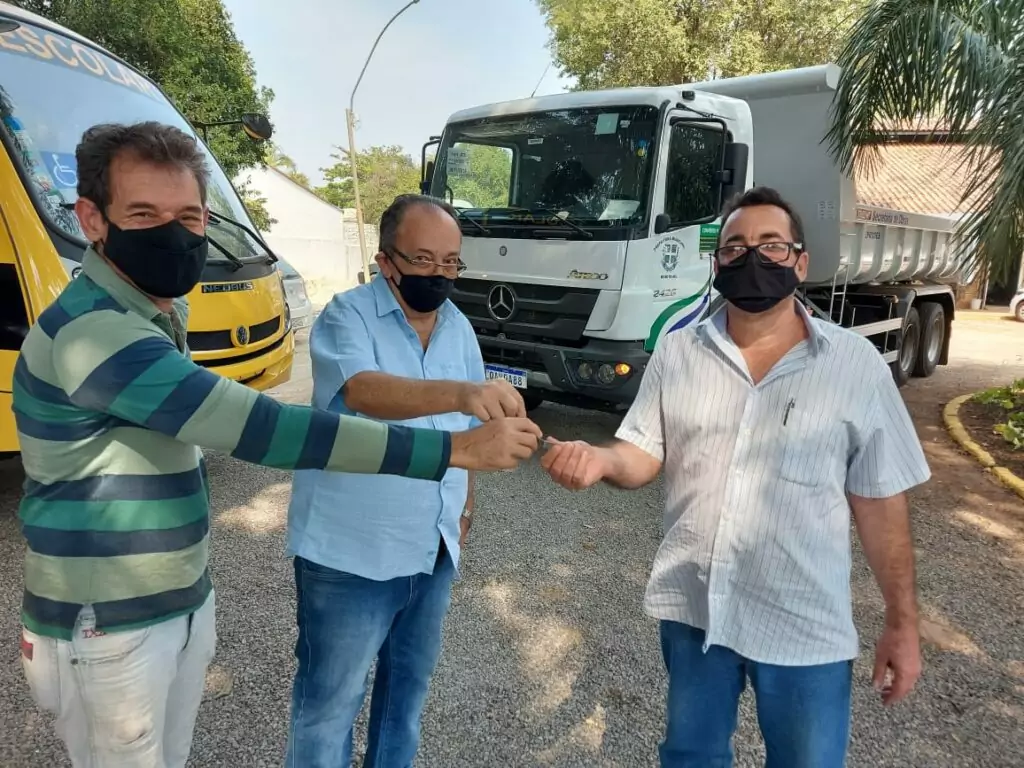 Ônibus escolar e caminhão basculante são entregues as secretarias de Educação e Obras Ônibus escolar e caminhão basculante são entregues as secretarias de Educação e Obras