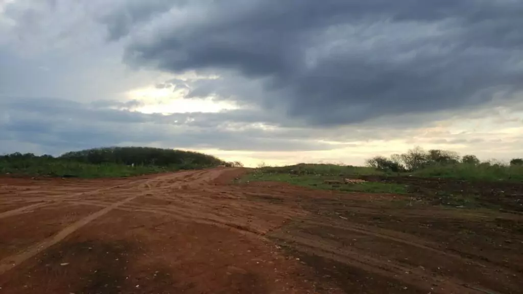 Prefeito visita aterro controlado para acompanhar trabalho de limpeza