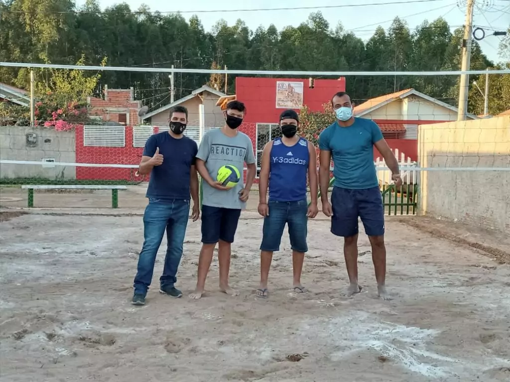 Secretaria Municipal de Esportes recupera quadra de areia no Bairro Lago Azul I