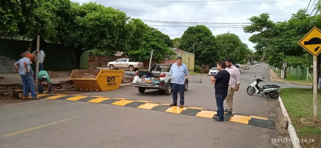 Feitos de pneus, quebra-molas ecológicos são instalados em dez pontos da cidade Feitos de pneus, quebra-molas ecológicos são instalados em dez pontos da cidade