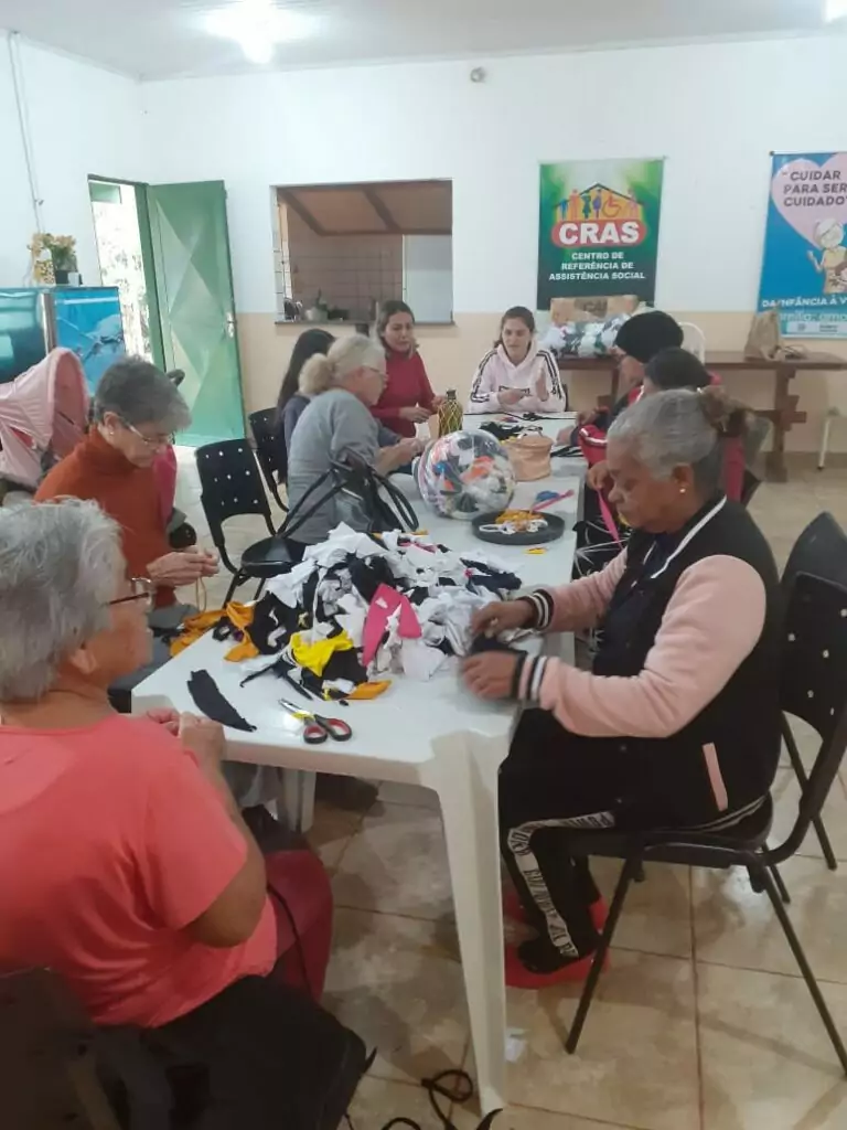 Com apoio do CRAS, grupo 'Mulheres que Criam' ganha espaço na Feira do Artesão Com apoio do CRAS, grupo 'Mulheres que Criam' ganha espaço na Feira do Artesão