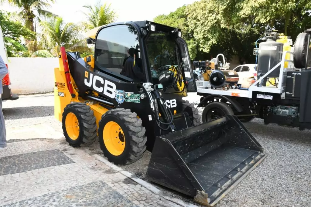 Novos maquinários somam mais de R$ 1,4 milhão em investimentos para o município Novos maquinários somam mais de R$ 1,4 milhão em investimentos para o município