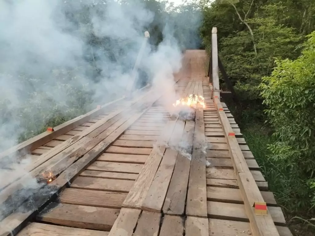 Em ato de vandalismo, ponte de acesso a pesqueiros e atrativos no Águas do Miranda é incendiada Em ato de vandalismo, ponte de acesso a pesqueiros e atrativos no Águas do Miranda é incendiada