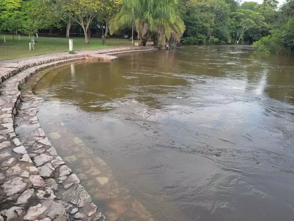 Cheia chega ao distrito Águas do Miranda e famílias são removidas de áreas de risco