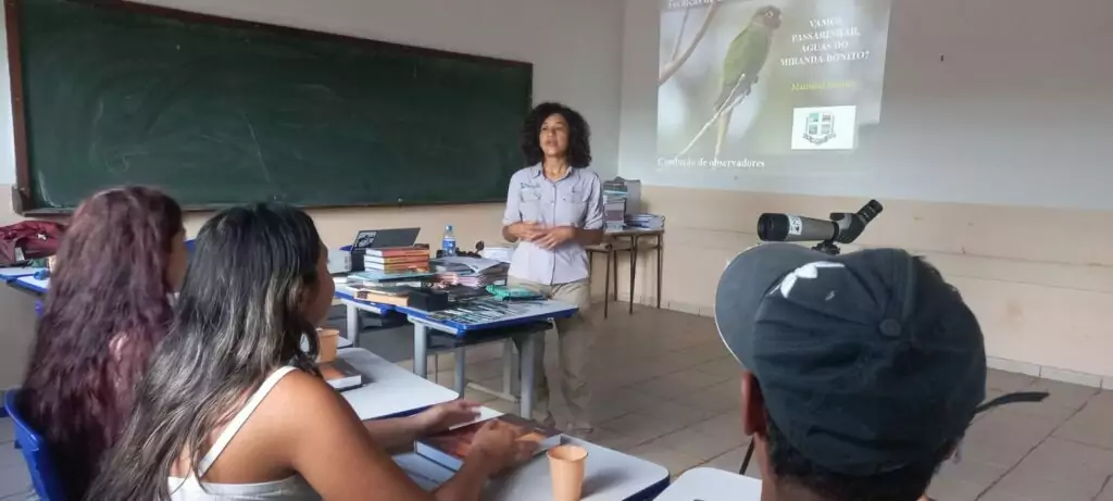 Juventude do guas do Miranda participa de curso de observao de aves e cria clube de observadores