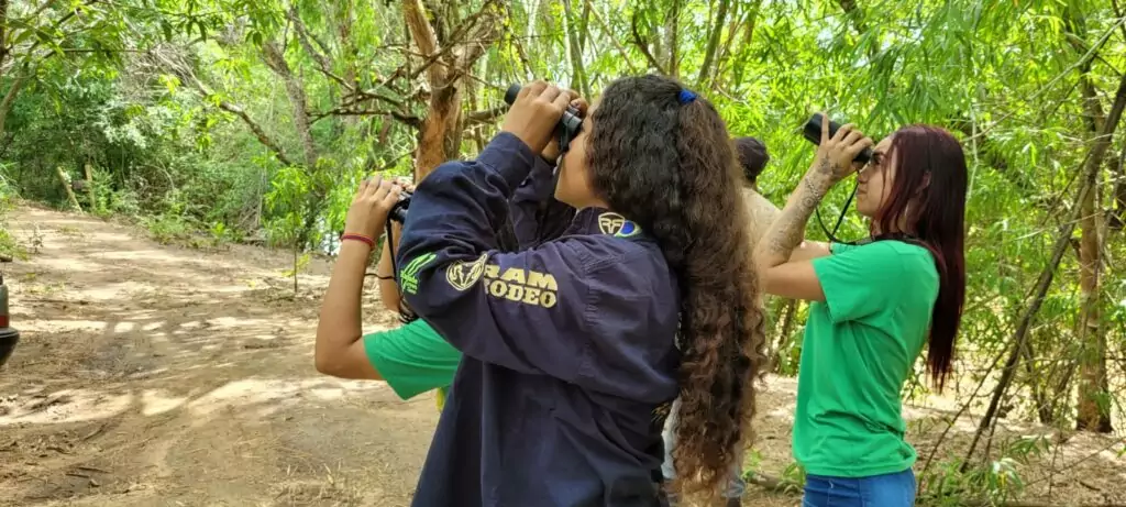 Juventude do guas do Miranda participa de curso de observao de aves e cria clube de observadores