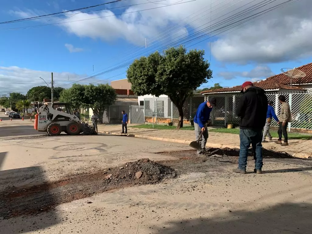 Empresa inicia tapa-buraco pela região central de Bonito