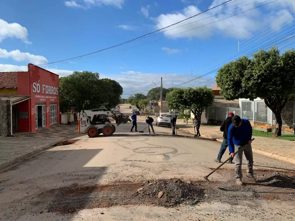 Empresa inicia tapa-buraco pela região central de Bonito