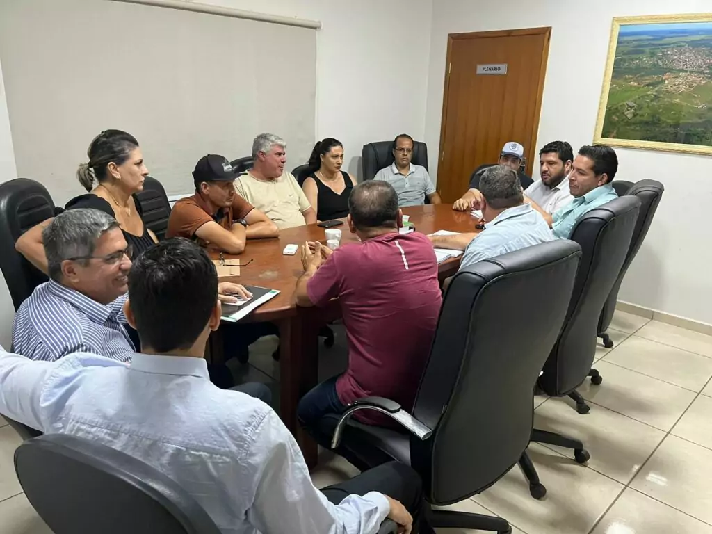 Prefeito protocola projetos do organograma e do Plano de Cargos e Carreiras na Câmara Municipal