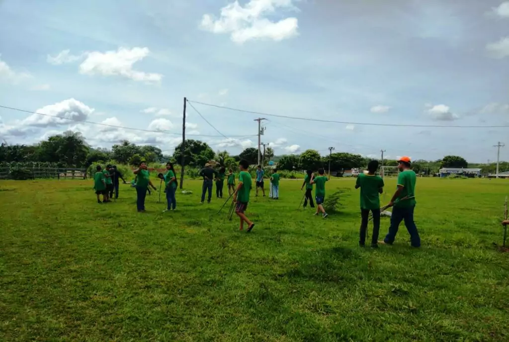Ação de Educação Ambiental envolve alunos da REME em plantio de árvores no Assentamento Guaicurus Ação de Educação Ambiental envolve alunos da REME em plantio de árvores no Assentamento Guaicurus
