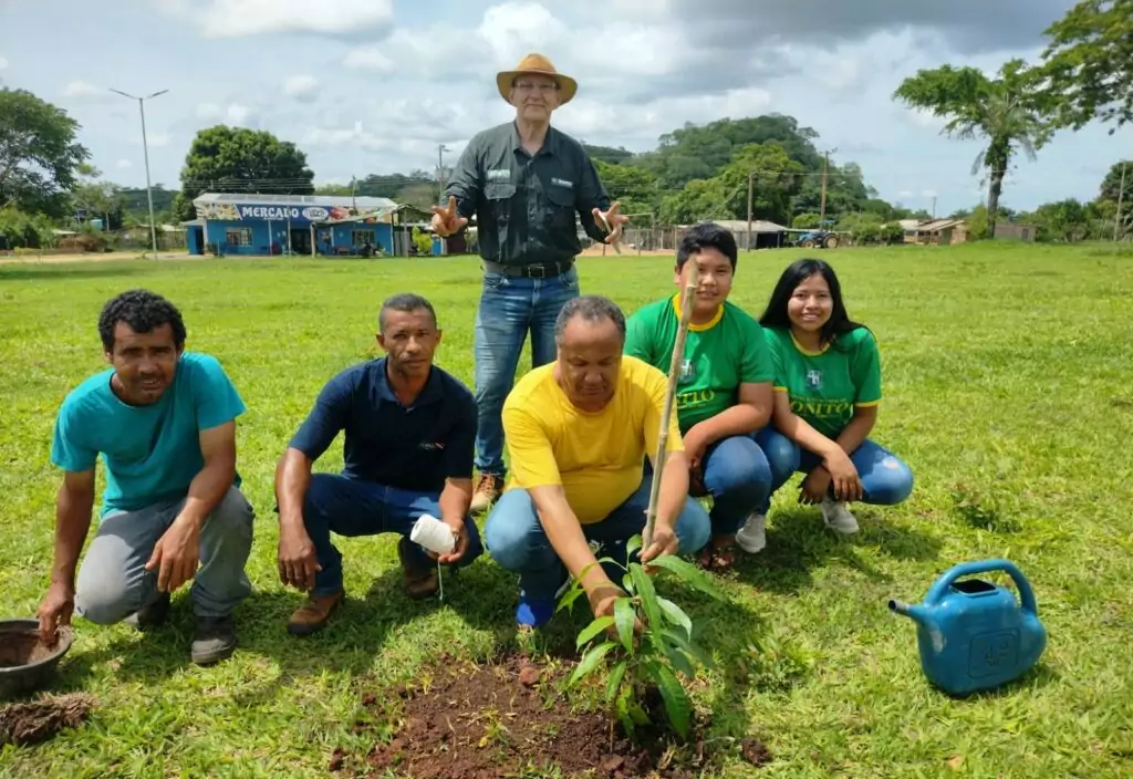 Ação de Educação Ambiental envolve alunos da REME em plantio de árvores no Assentamento Guaicurus Ação de Educação Ambiental envolve alunos da REME em plantio de árvores no Assentamento Guaicurus