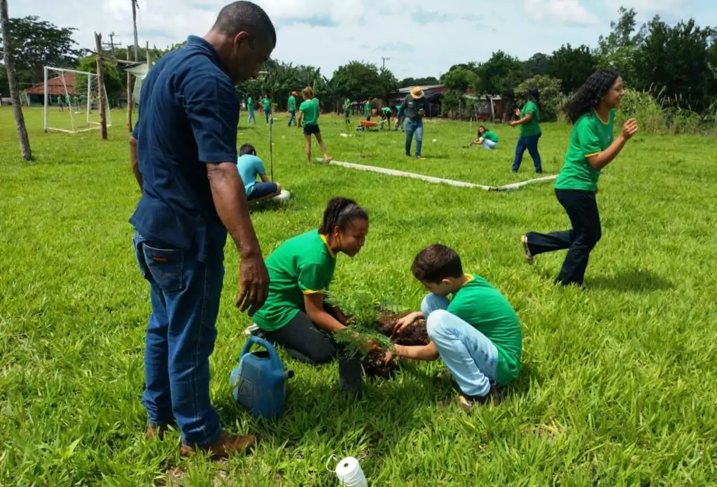 Ação de Educação Ambiental envolve alunos da REME em plantio de árvores no Assentamento Guaicurus Ação de Educação Ambiental envolve alunos da REME em plantio de árvores no Assentamento Guaicurus
