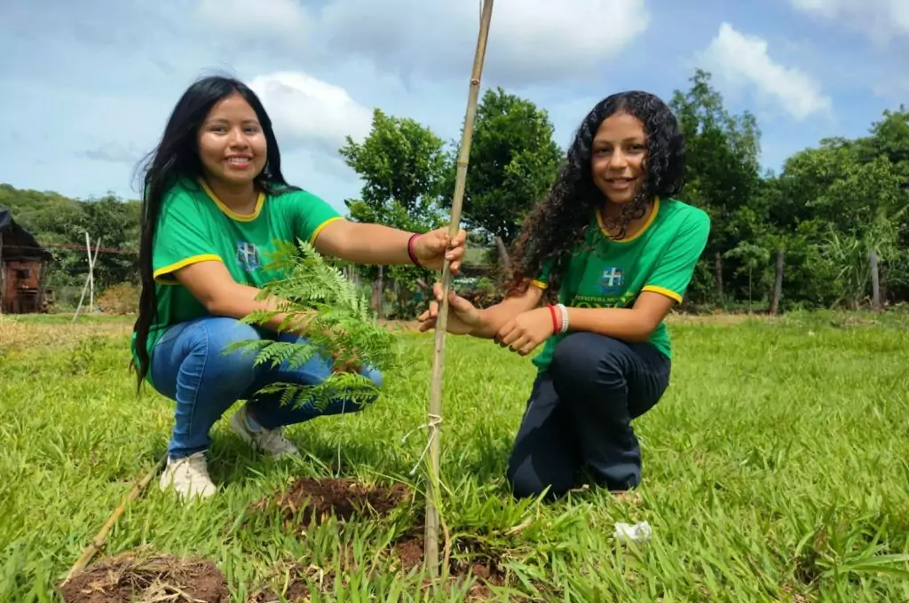 Ação de Educação Ambiental envolve alunos da REME em plantio de árvores no Assentamento Guaicurus Ação de Educação Ambiental envolve alunos da REME em plantio de árvores no Assentamento Guaicurus