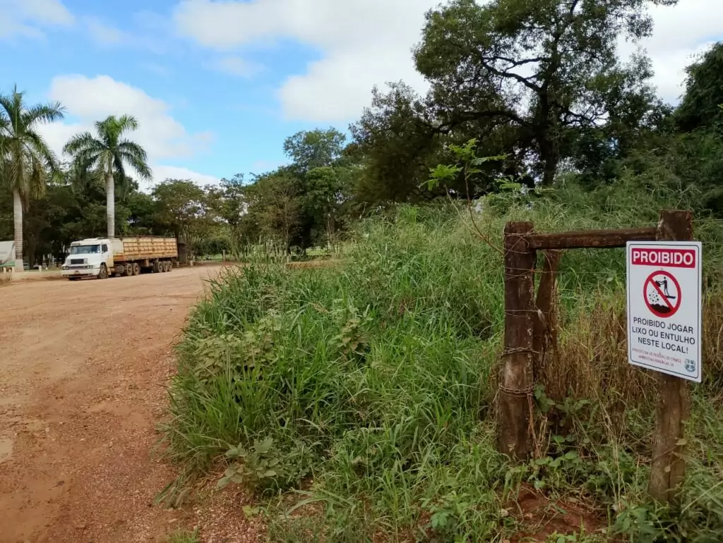 Prefeitura de Bonito instala placas contra o descarte irregular de lixo