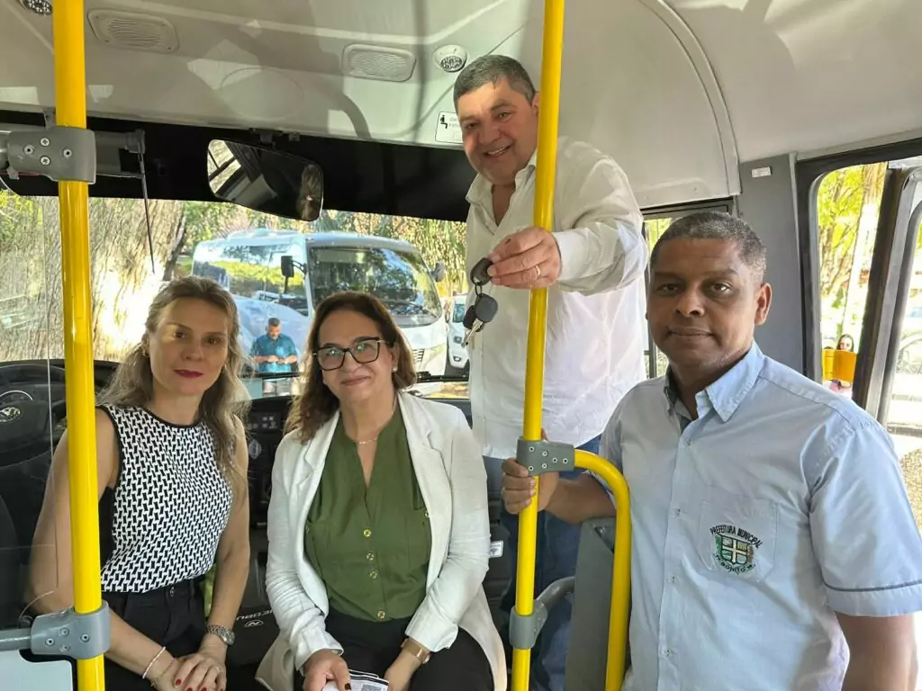 Bonito recebe novo ônibus escolar com ar-condicionado para transporte de alunos