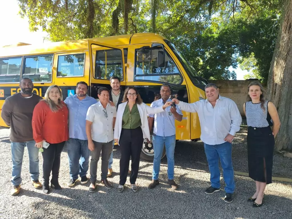 Bonito recebe novo ônibus escolar com ar-condicionado para transporte de alunos
