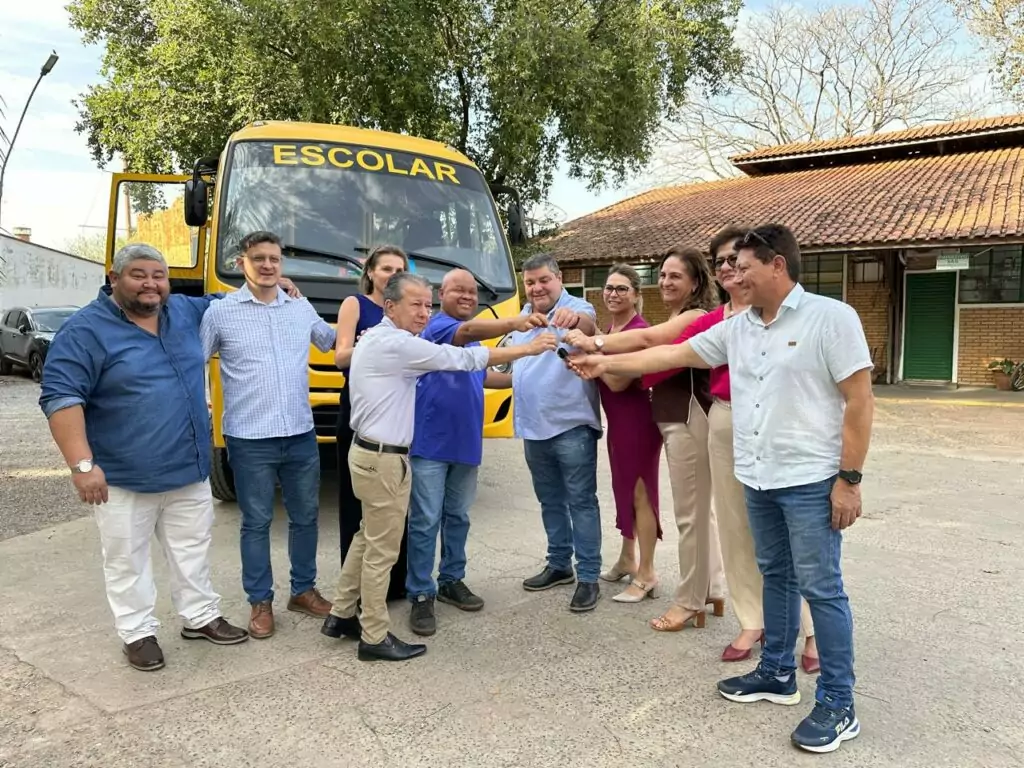 Após incidente, Prefeitura entrega novo ônibus escolar para garantir transporte dos alunos Após incidente, Prefeitura entrega novo ônibus escolar para garantir transporte dos alunos