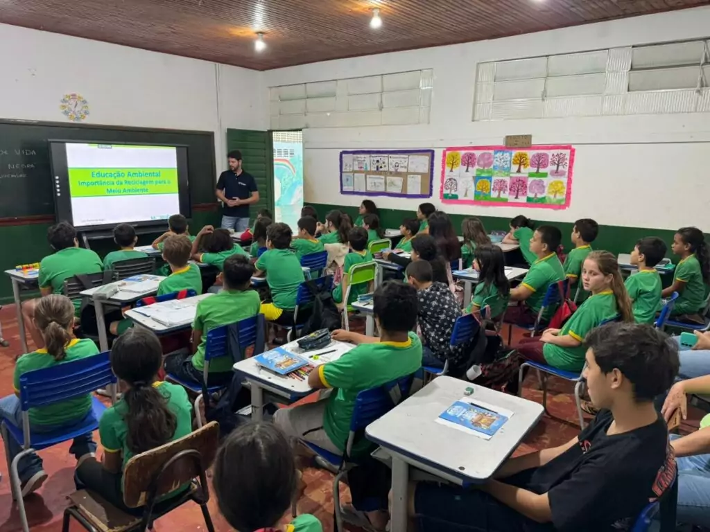 Palestras de Educação Ambiental orientam alunos sobre reciclagem em Bonito Palestras de Educação Ambiental orientam alunos sobre reciclagem em Bonito