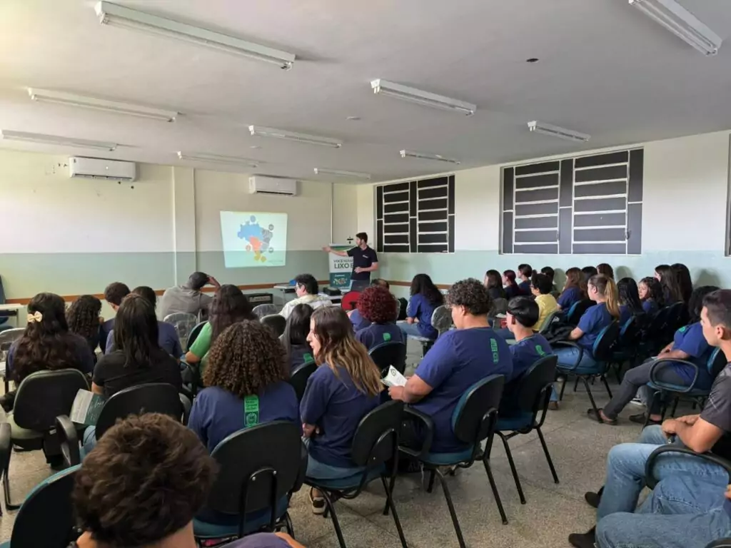 Palestras de Educação Ambiental orientam alunos sobre reciclagem em Bonito Palestras de Educação Ambiental orientam alunos sobre reciclagem em Bonito