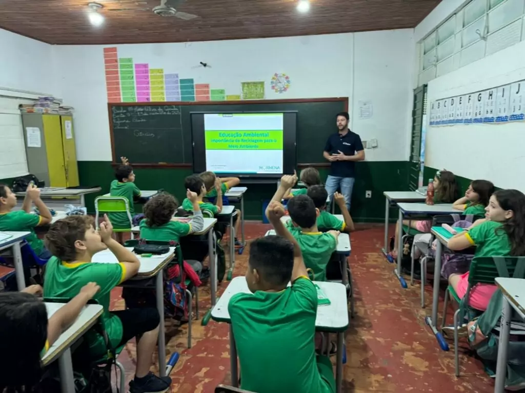 Palestras de Educação Ambiental orientam alunos sobre reciclagem em Bonito Palestras de Educação Ambiental orientam alunos sobre reciclagem em Bonito