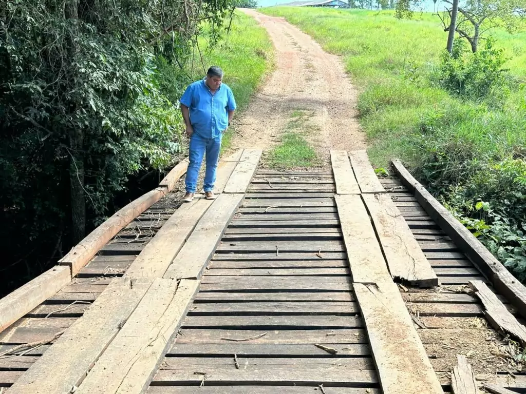 Prefeito vistoria estradas vicinais e define prioridades para patrolamento em Bonito Prefeito vistoria estradas vicinais e define prioridades para patrolamento em Bonito