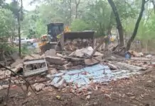 Moradia irregular em área de preservação é demolida na Estrada Boiadeira