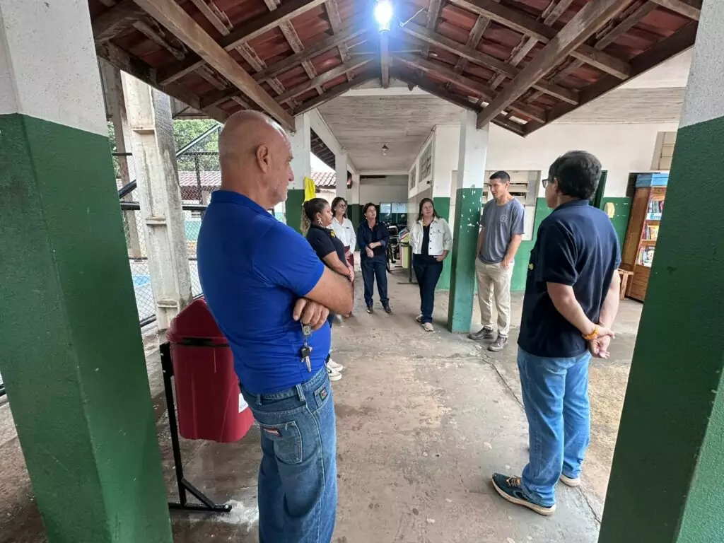 Escola Municipal Profª Durvalina Dornelles Teixeira recebe conjunto de lixeiras seletivas por meio de parceria com Rotary Club