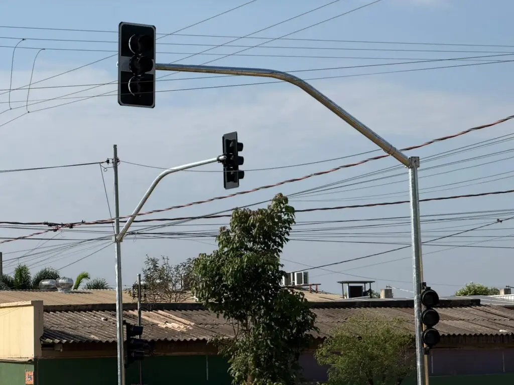 Novo semáforo é instalado no cruzamento das ruas 29 de Maio e das Flores Novo semáforo é instalado no cruzamento das ruas 29 de Maio e das Flores