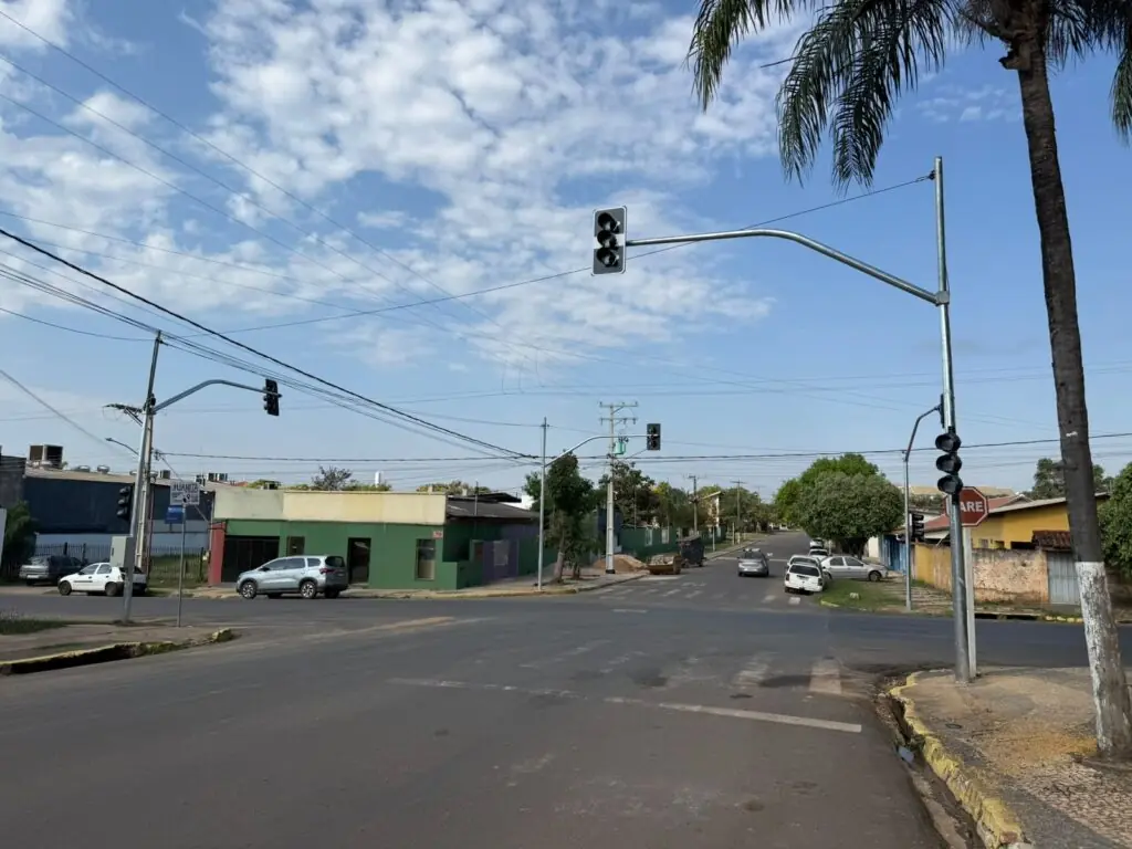Novo semáforo é instalado no cruzamento das ruas 29 de Maio e das Flores Novo semáforo é instalado no cruzamento das ruas 29 de Maio e das Flores