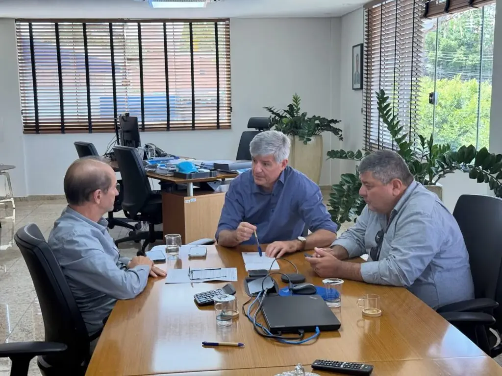 Prefeito Josmail Rodrigues discute ampliação da rede de esgoto em Bonito com a Sanesul