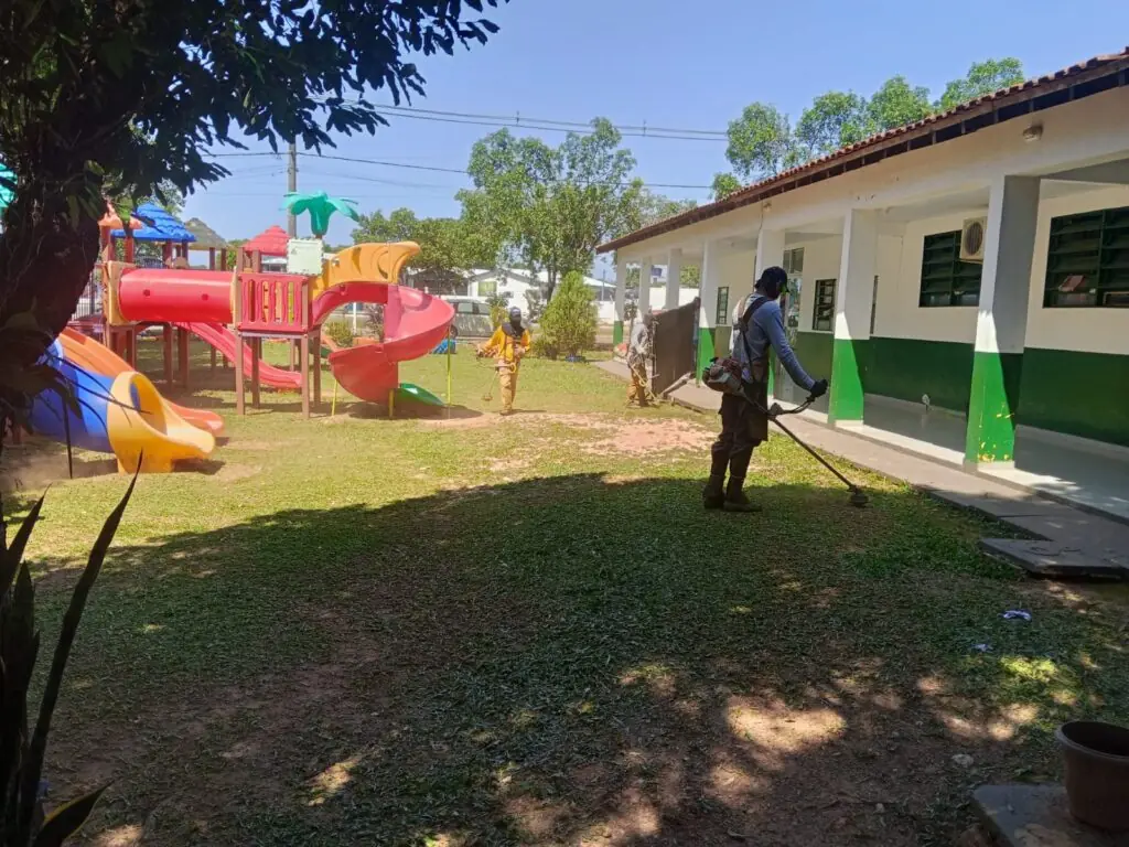 Prefeitura intensifica serviços de roçada em espaços públicos de Bonito Prefeitura intensifica serviços de roçada em espaços públicos de Bonito