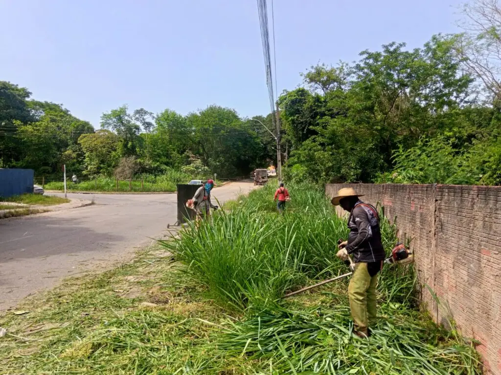 Prefeitura intensifica serviços de roçada em espaços públicos de Bonito Prefeitura intensifica serviços de roçada em espaços públicos de Bonito