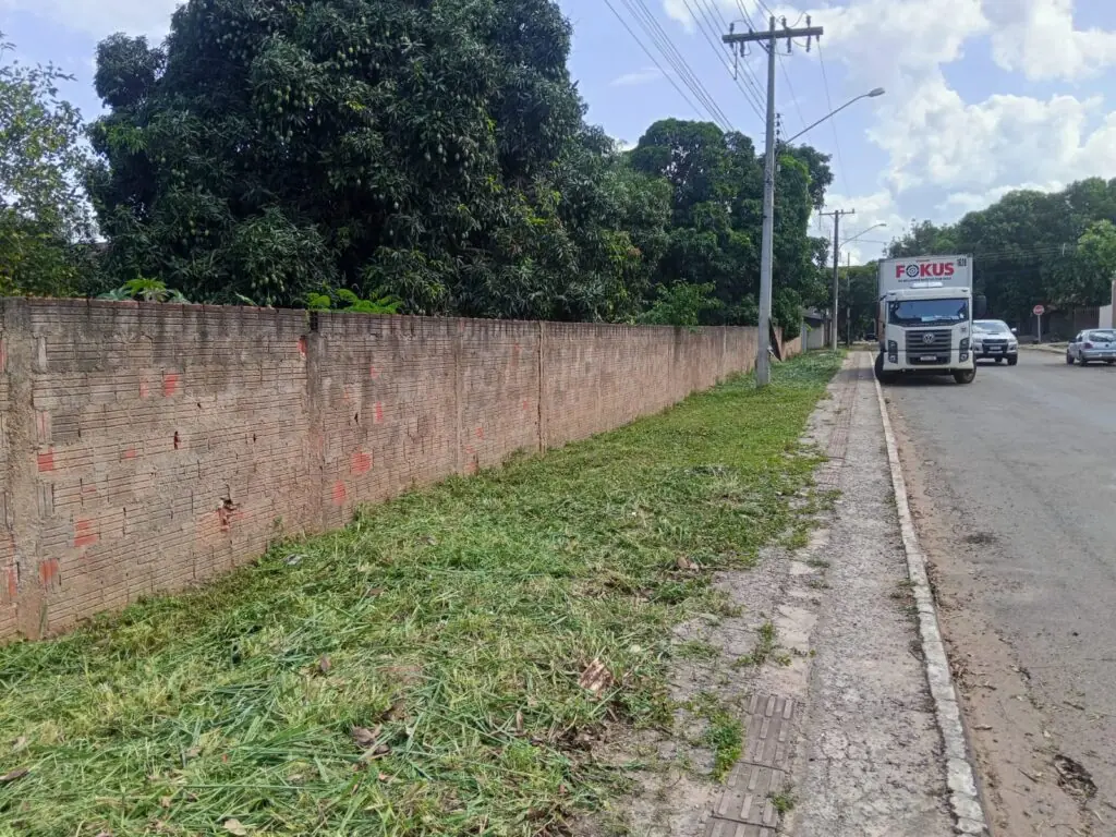 Prefeitura intensifica serviços de roçada em espaços públicos de Bonito Prefeitura intensifica serviços de roçada em espaços públicos de Bonito