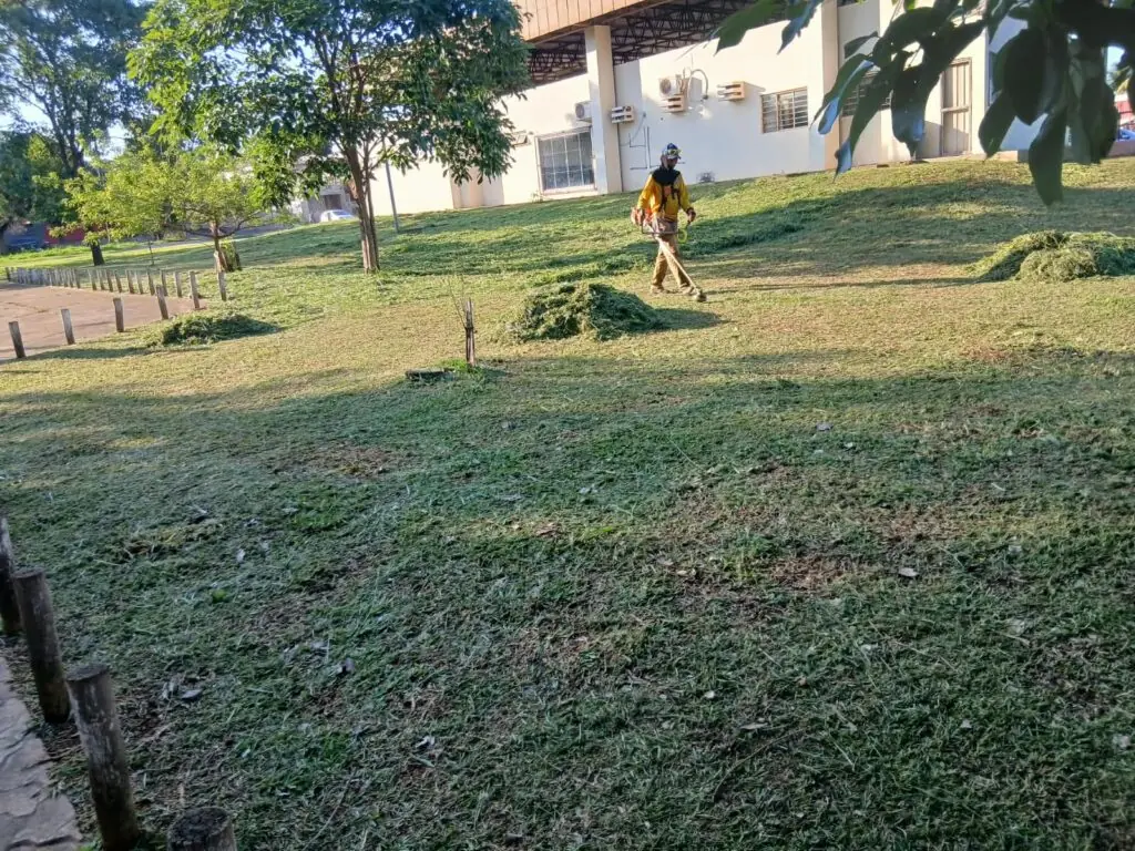 Prefeitura intensifica serviços de roçada em espaços públicos de Bonito Prefeitura intensifica serviços de roçada em espaços públicos de Bonito